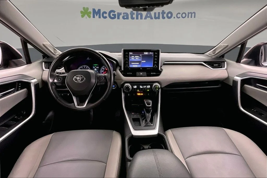 Used 2019 Silver Toyota XLE Premium image 20