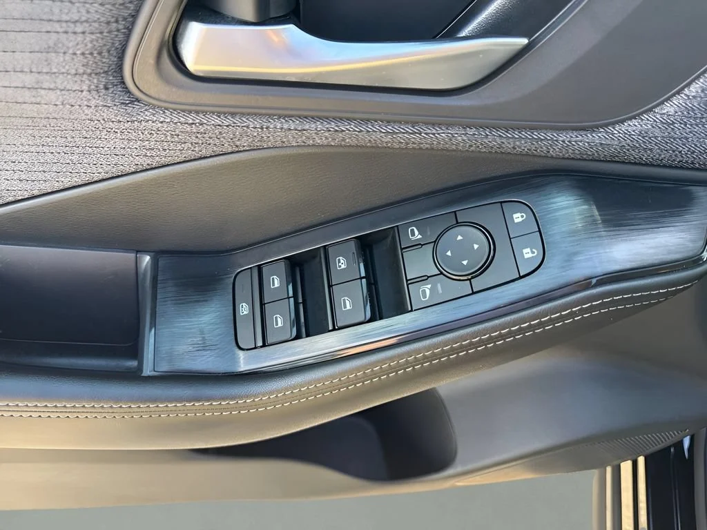 Used 2023  Nissan SV image 25