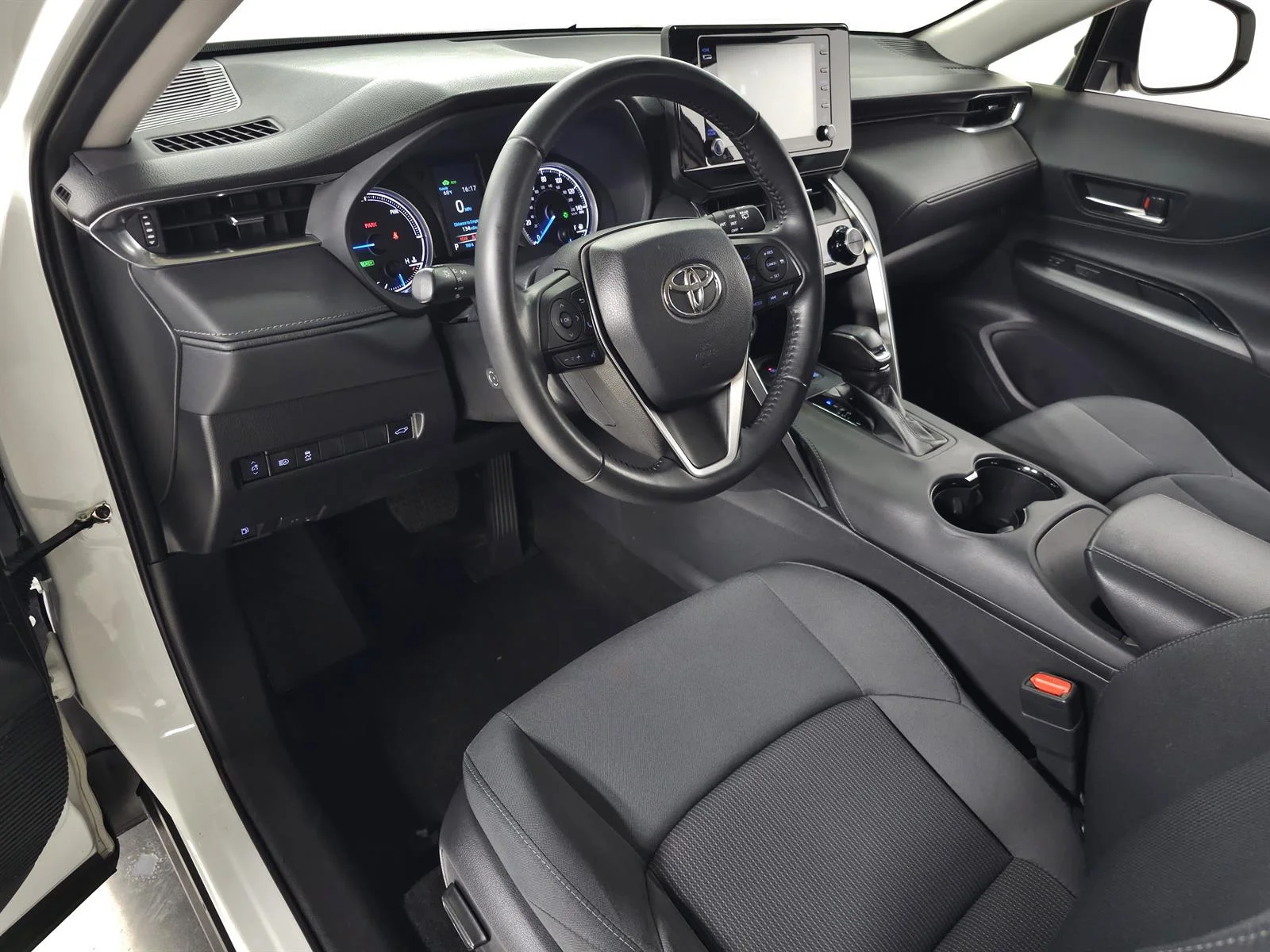 Used 2022 White Toyota LE image 16
