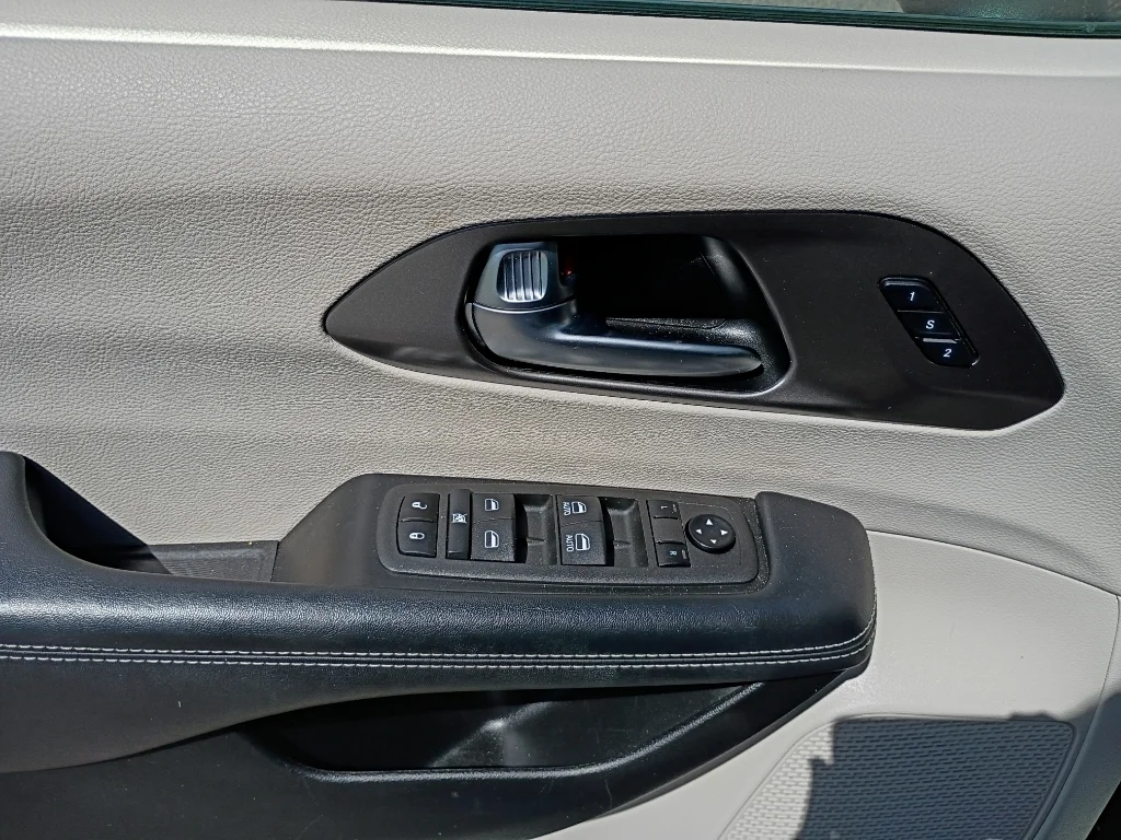 Used 2022 Granite Crystal Metallic Clearcoat Chrysler Touring L image 22