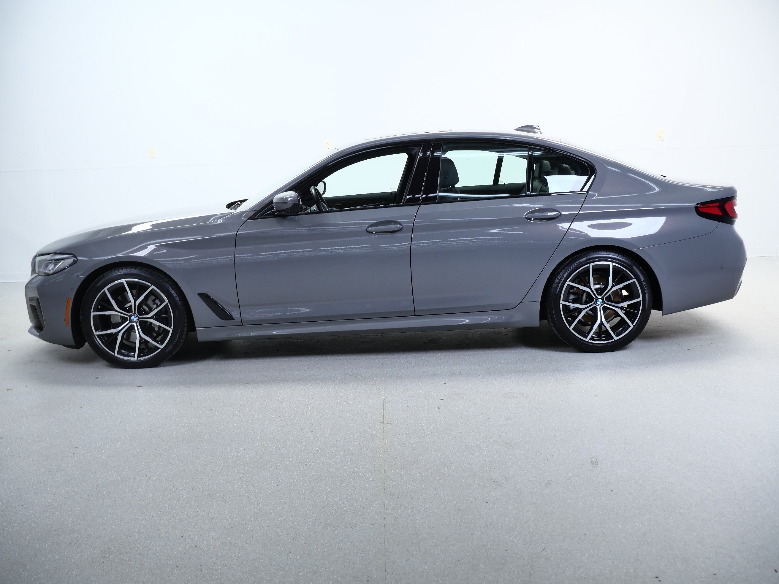 Used 2021 Bernina Grey Amber Effect Metallic BMW 530i xDrive image 9