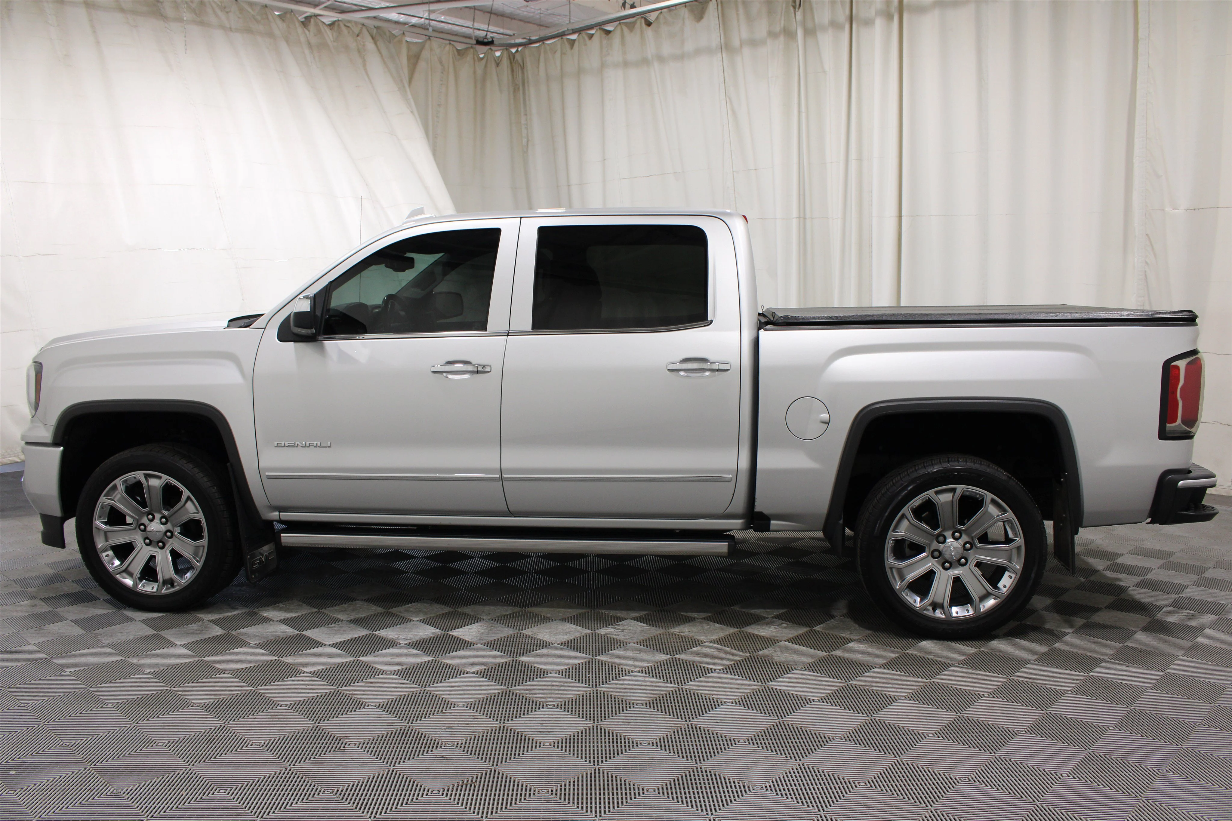 Used 2018 Quicksilver Metallic GMC Denali image 32
