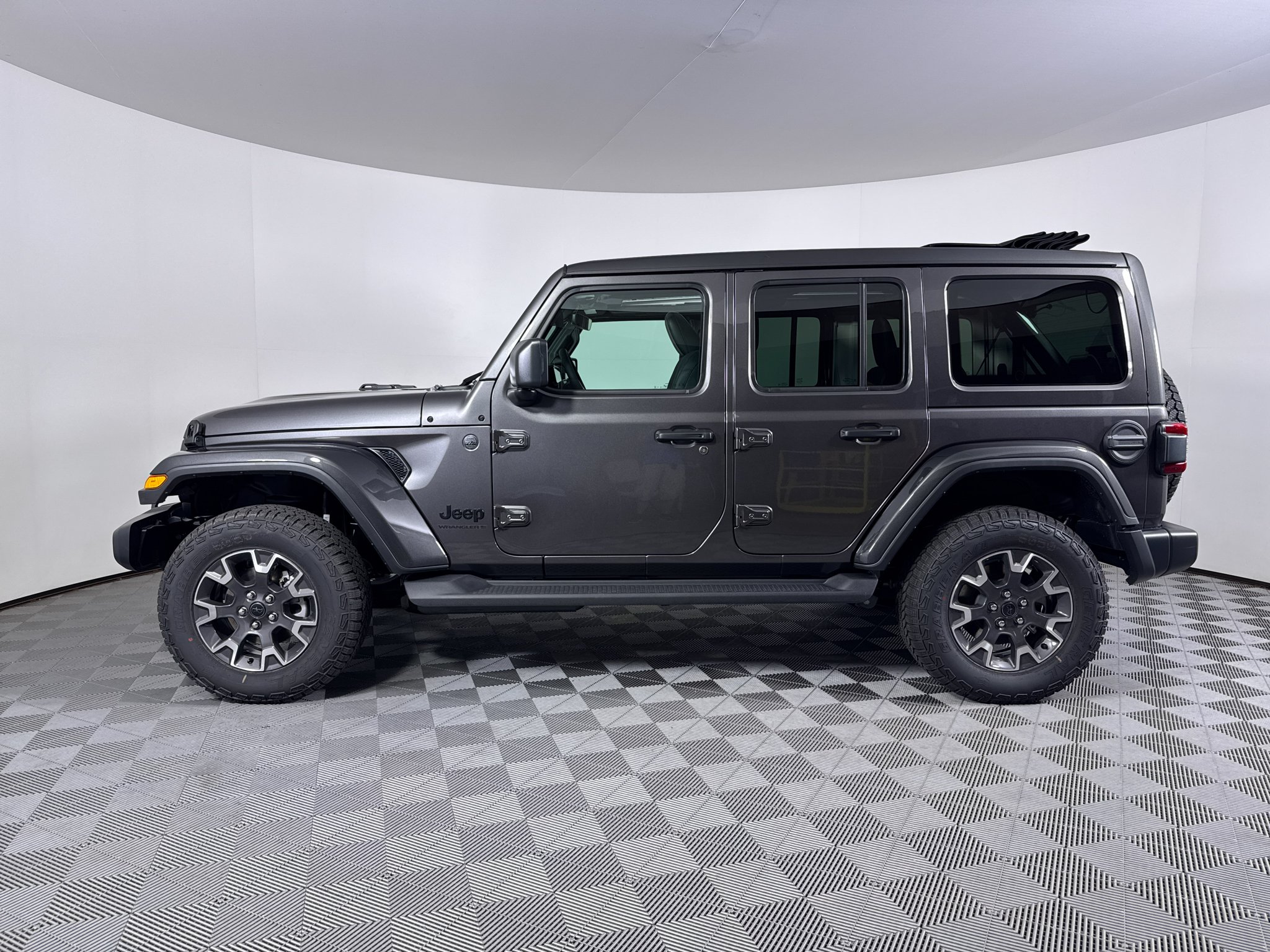 New 2027 Granite Crystal Metallic Clear-Coat Paint Jeep Sahara image 15