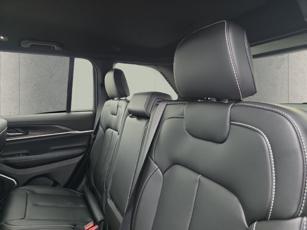 New 2026 Diamond Black Crystal Pearl-Coat Exterior Paint Jeep Limited image 8