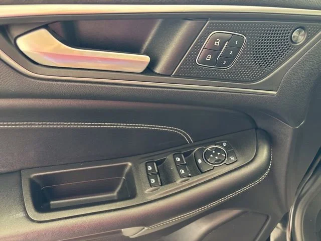 Used 2022  Ford Titanium image 18