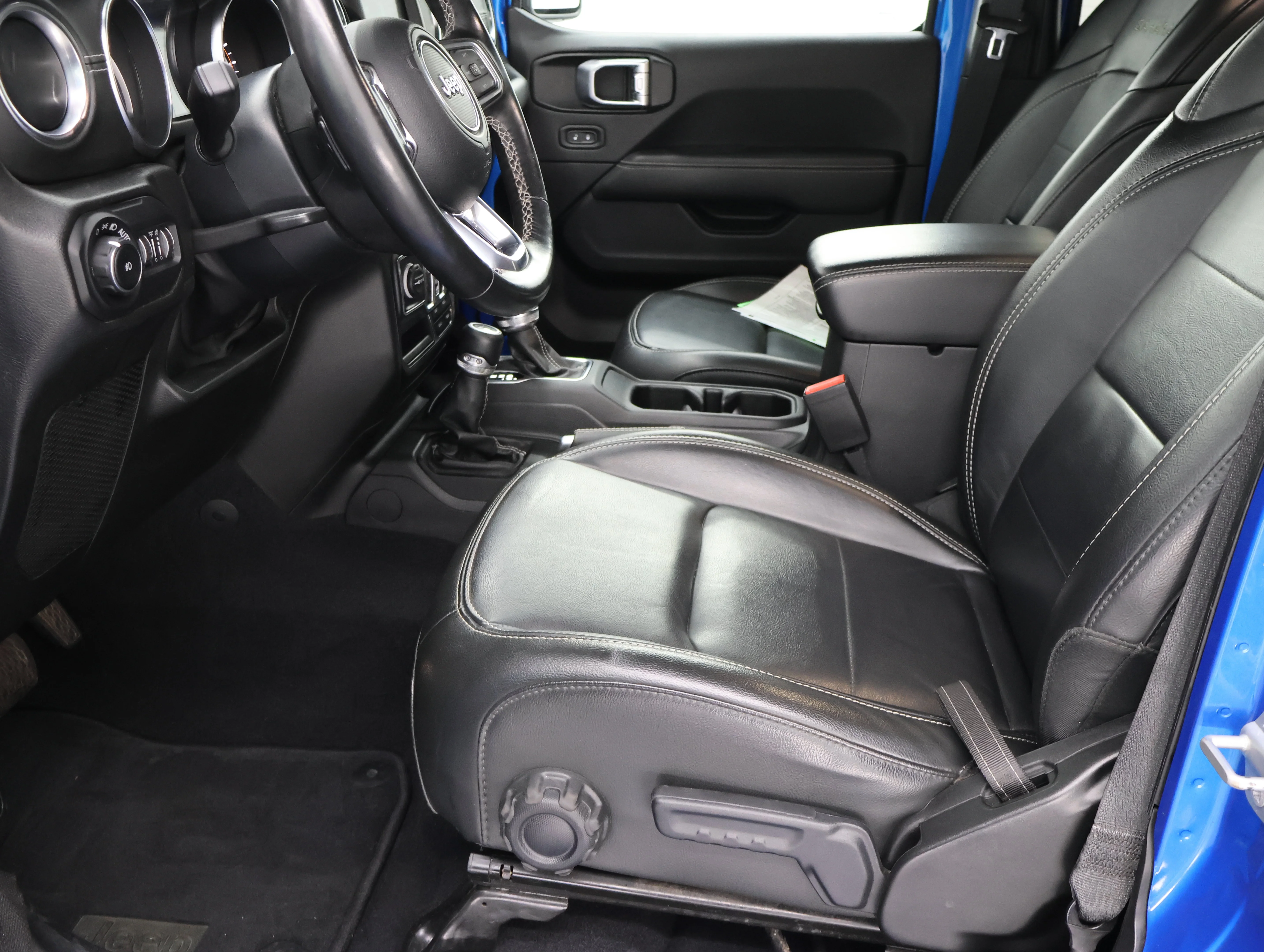 Used 2022 Hydro Blue Pearlcoat Jeep Unlimited Sahara image 7