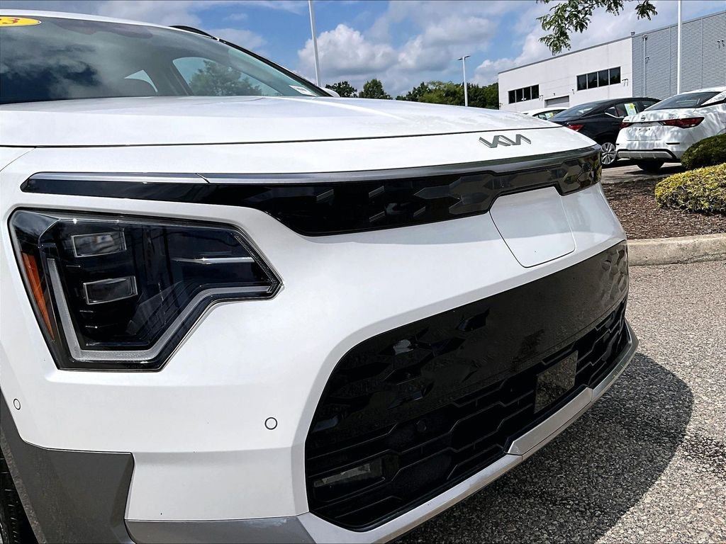 Used 2023 White Kia Wave image 31