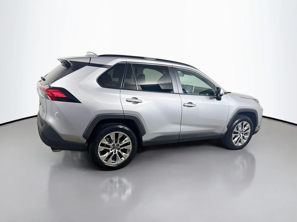 Certified Used 2019 Silver Sky Metallic Toyota XLE Premium image 7