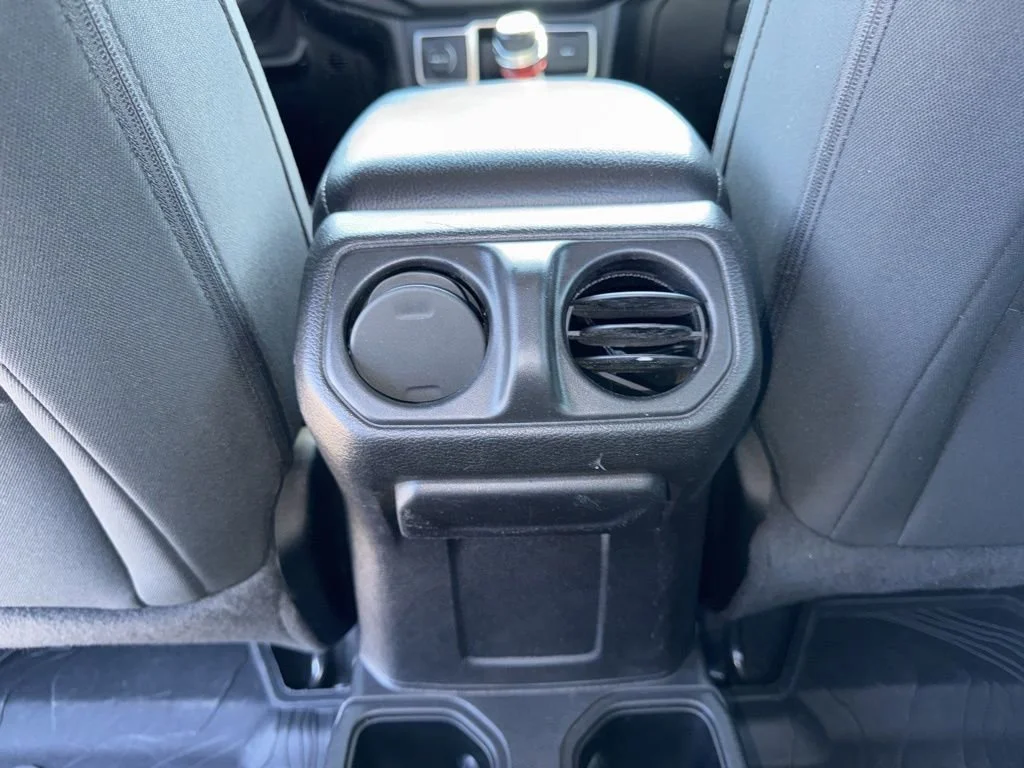 Used 2020  Jeep Sport image 11