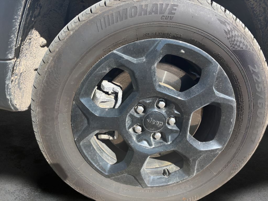 Used 2024 Silver Zynith Metallic Clearcoat Jeep Trailhawk image 9