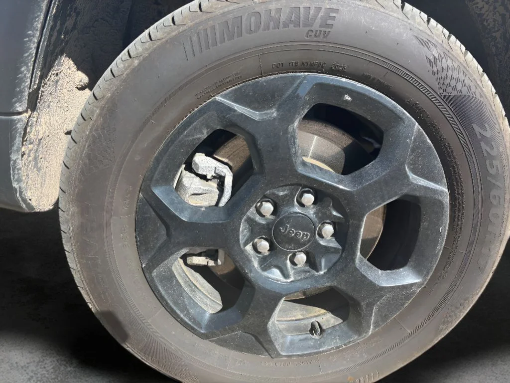 Used 2024 Silver Zynith Metallic Clearcoat Jeep Trailhawk image 9