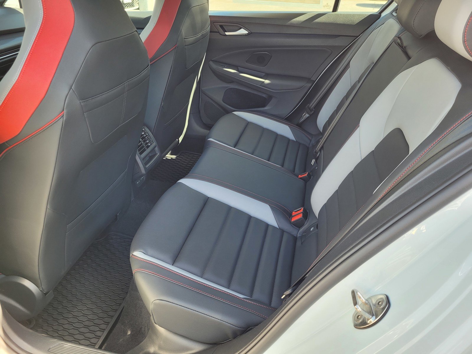 2024 Volkswagen Golf GTI SE - Photo 6