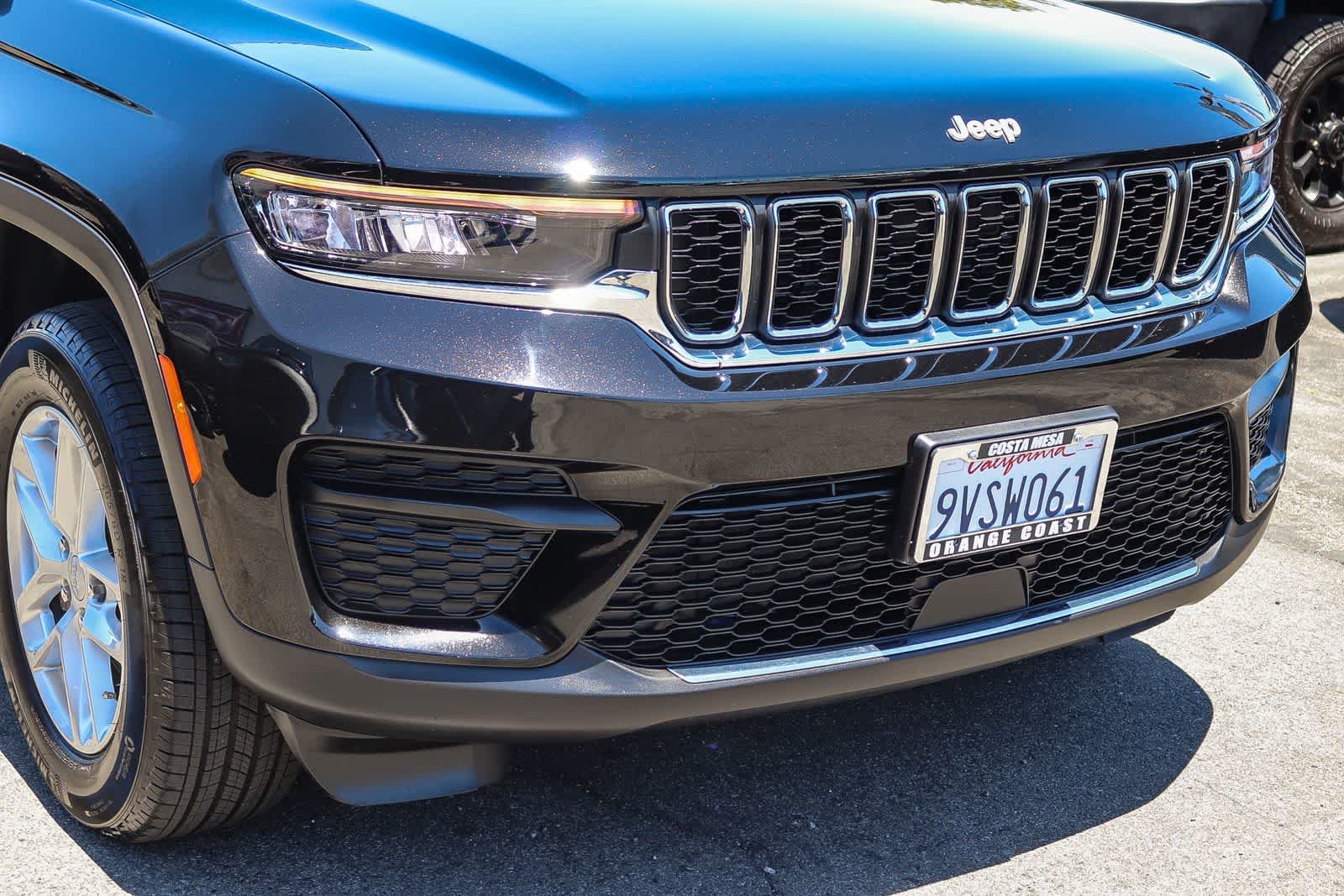 Used 2025 Diamond Black Crystal Pearlcoat Jeep Laredo X image 10