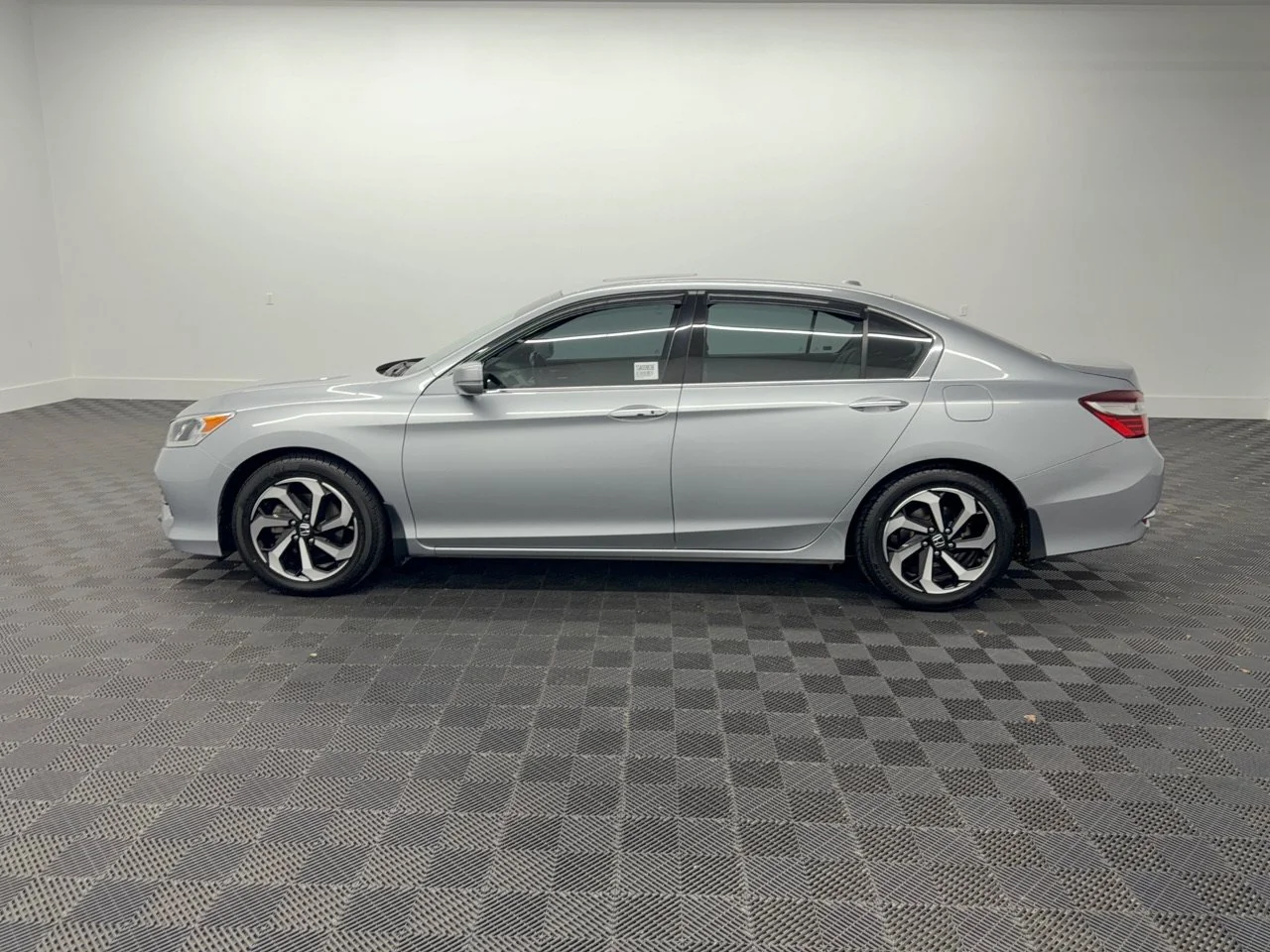 Used 2016 Lunar Silver Metallic Honda EX-L image 2