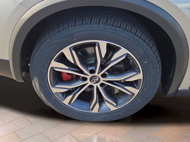 Used 2017 Silver INFINITI Luxury image 23