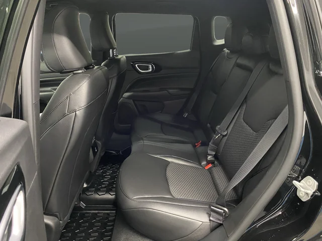 New 2026 Diamond Black Crystal Pearlcoat Jeep Latitude image 31