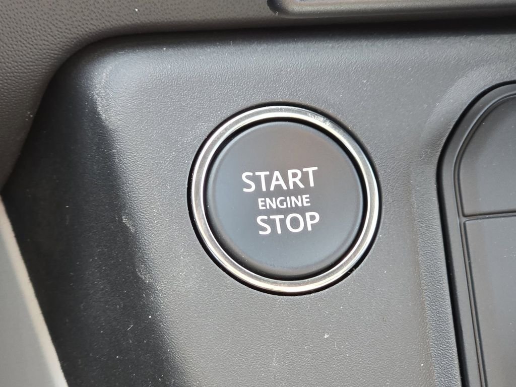 New 2026 Fuji White Land Rover X-Dynamic se image 12