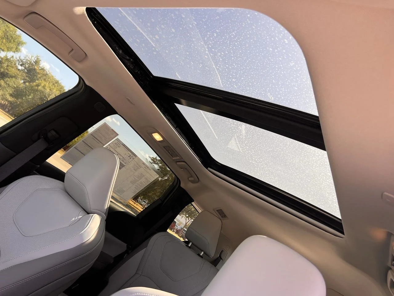 New 2027 RADIANT WHITE INFINITI Luxe FWD image 19