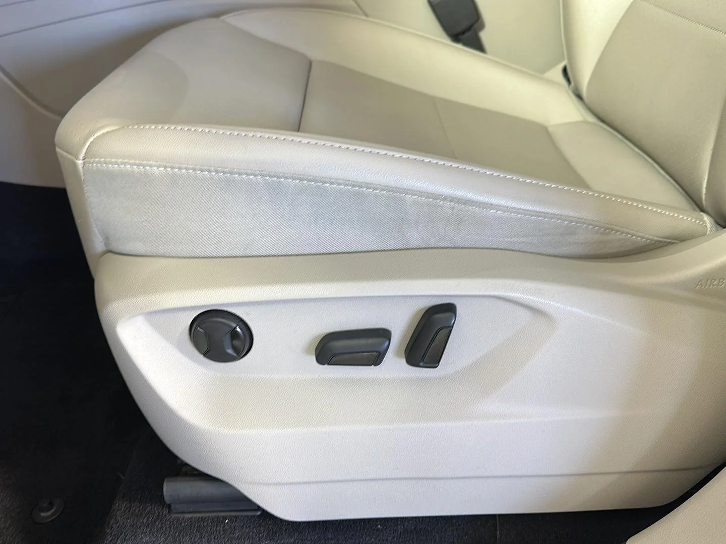 Used 2022 Pure White Volkswagen 2.0T SE image 16