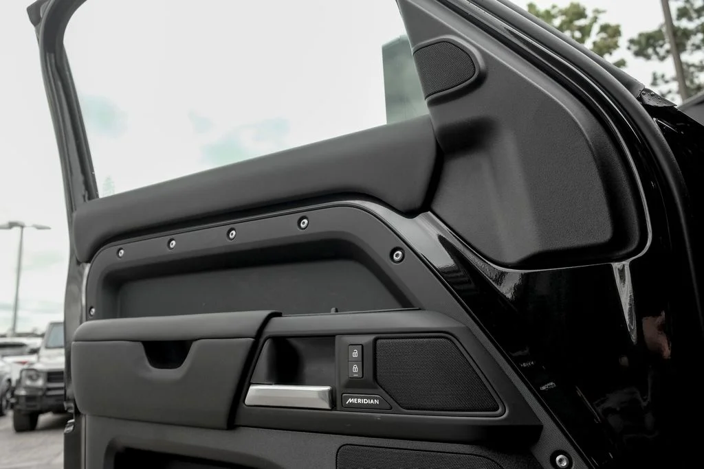 New 2026 Santorini Black Land Rover S image 11