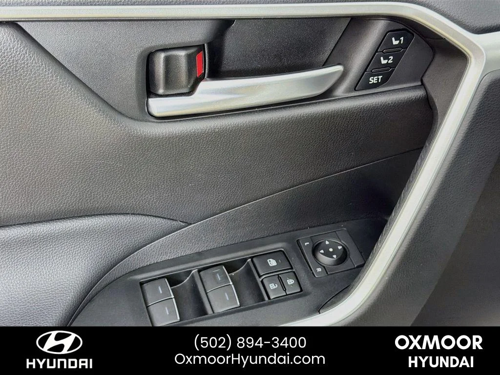 Used 2025 Wind Chill Pearl Toyota Hybrid XLE Premium image 18