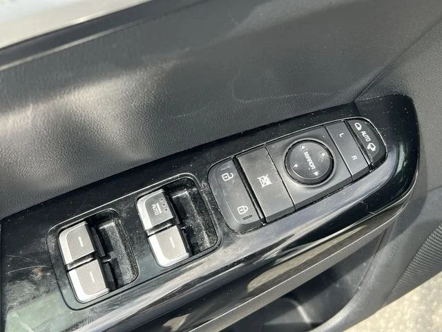 Used 2022 White Kia EX image 36
