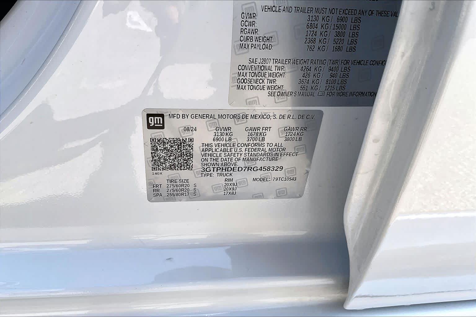 Used 2024 White Frost Tricoat GMC SLT image 34