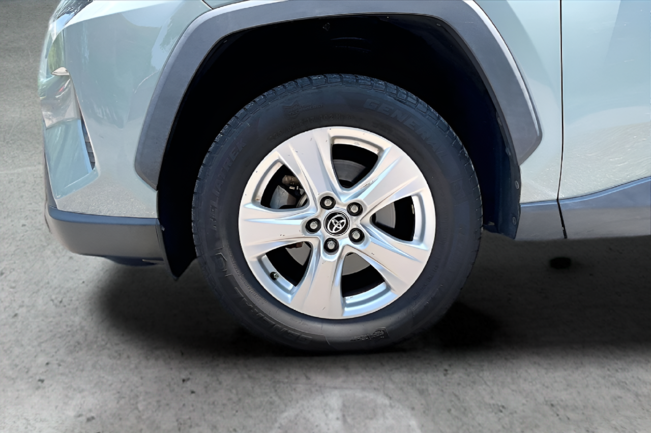 Used 2021  Toyota XLE image 37