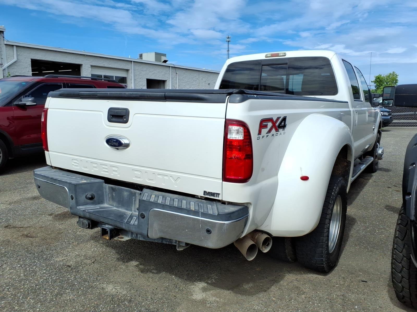 Used 2015 White Platinum Metallic Tri-Coat Ford Platinum image 5