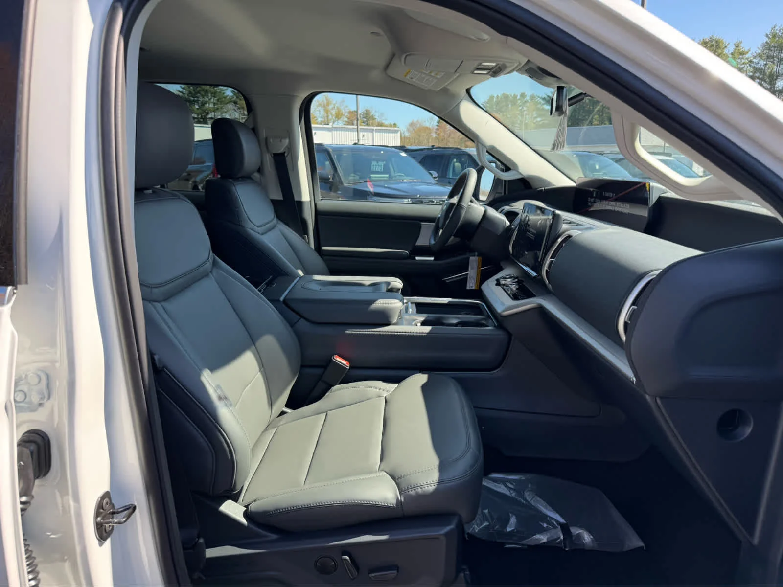 New 2026 Star White Metallic Tri-Coat Ford Active image 14