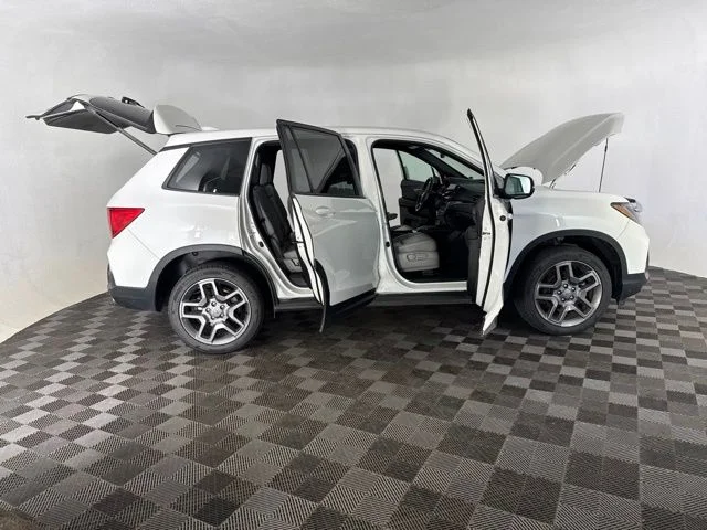 Used 2023 White Honda EX-L image 17