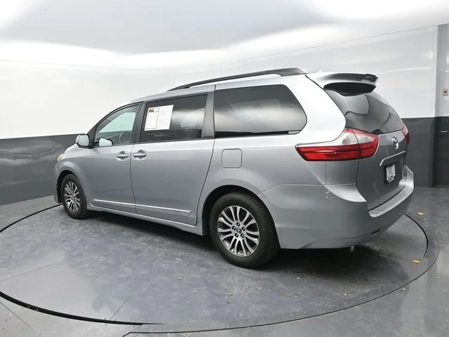 Used 2018 Silver Toyota XLE image 8