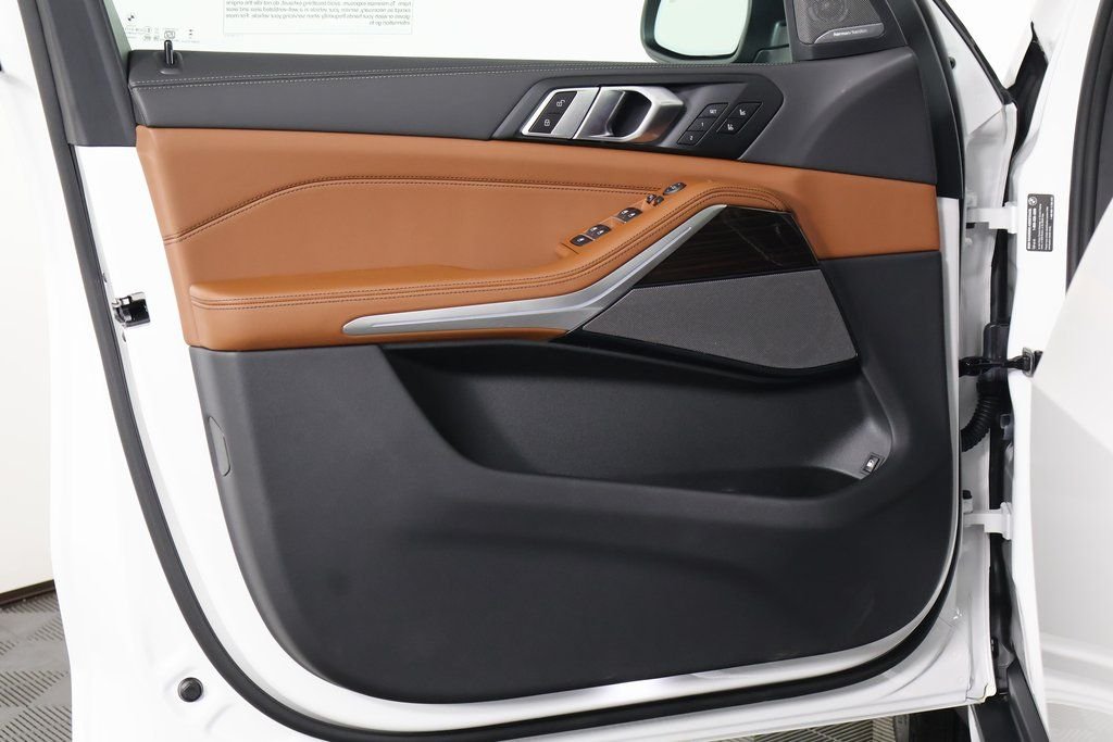 New 2026 Mineral White Metallic BMW xDrive50e image 7