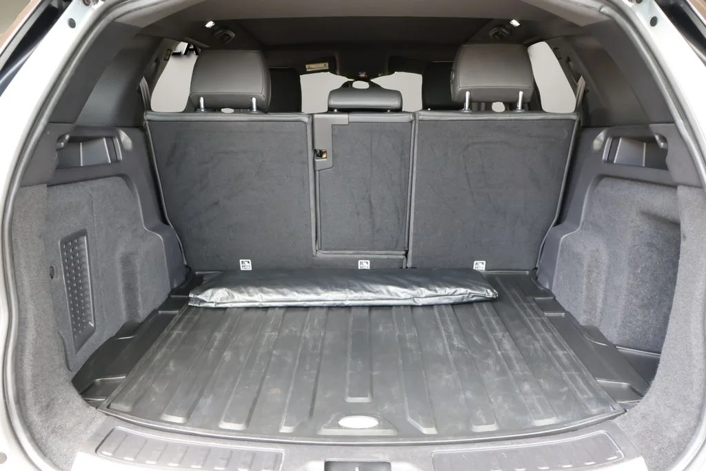 Used 2017 Indus Silver Metallic Land Rover HSE image 27
