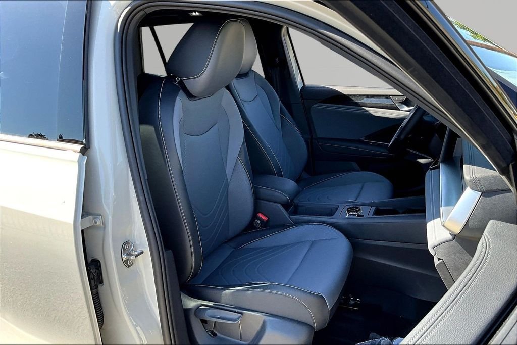 New 2026 Beige Volkswagen 2.0T SE R-Line Black image 29