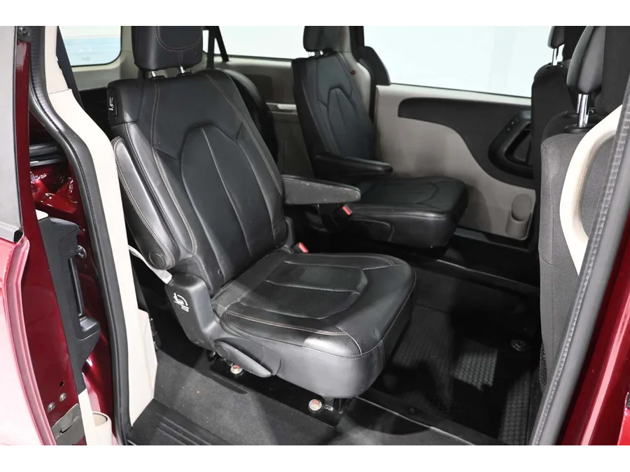 Used 2019 RED Dodge SE Handicap Mobility Van image 17