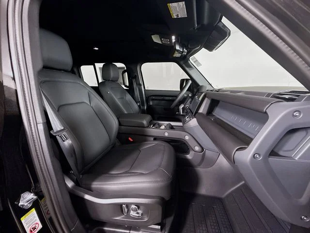 New 2026 Santorini Black Metallic Land Rover S image 30