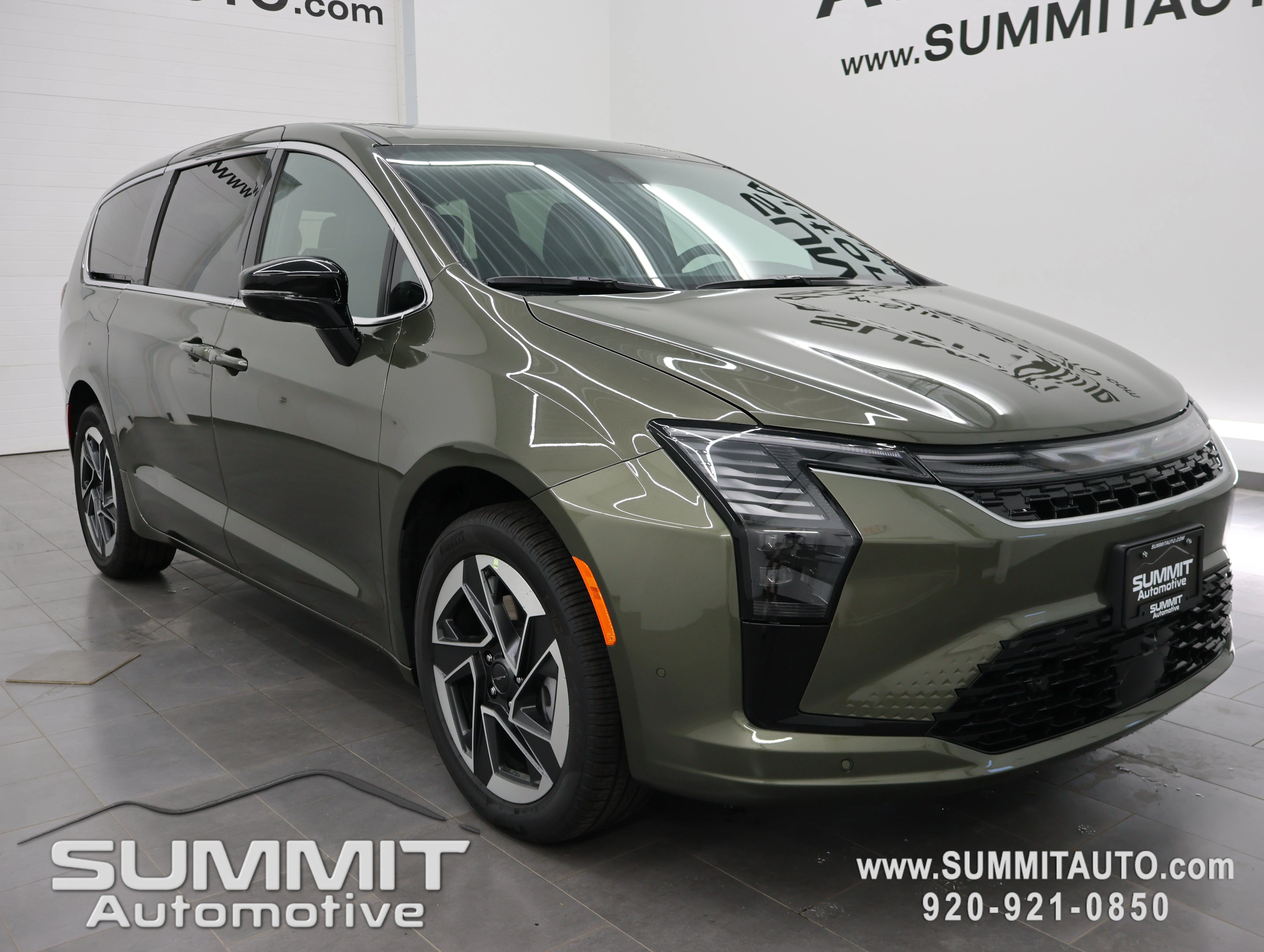 New 2027 Olive Green Pearl-Coat Exterior Paint Chrysler Limited image 2