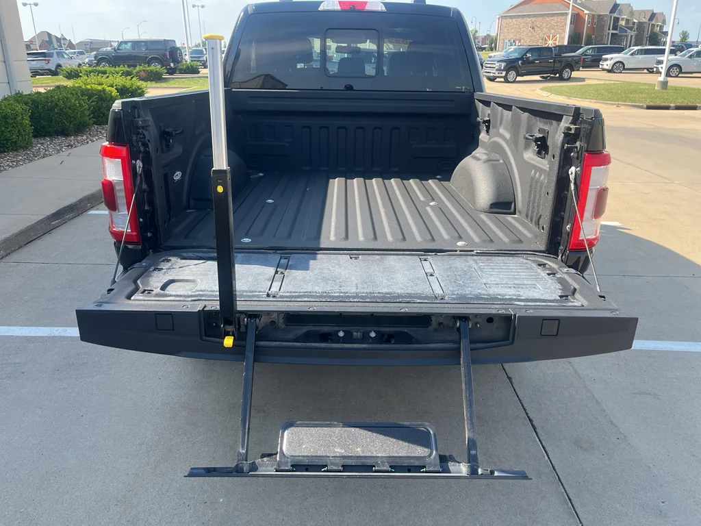 Used 2022 Agate Black Metallic Ford LARIAT image 11