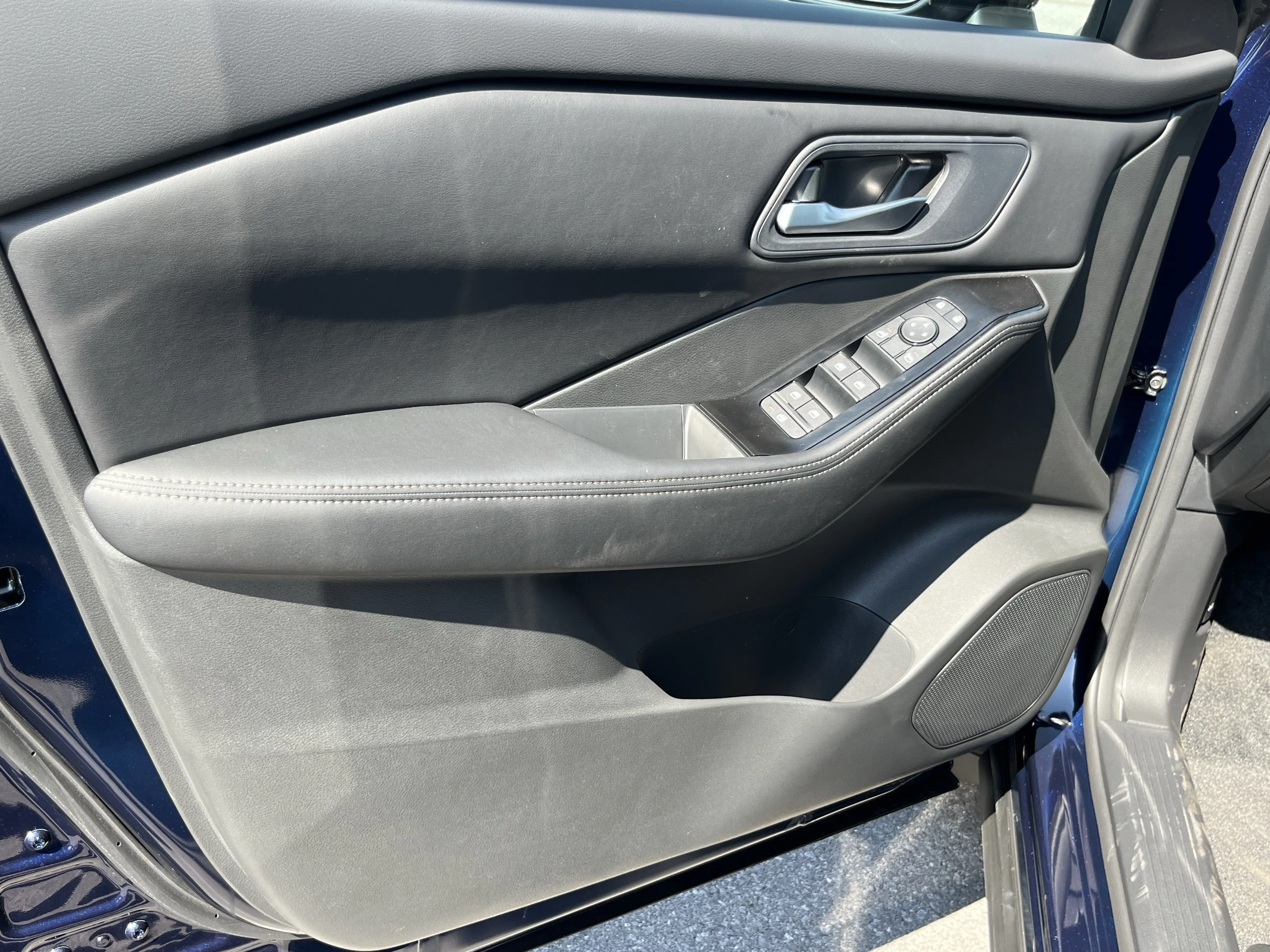 New 2026 Deep Ocean Blue Pearl Nissan SV image 21