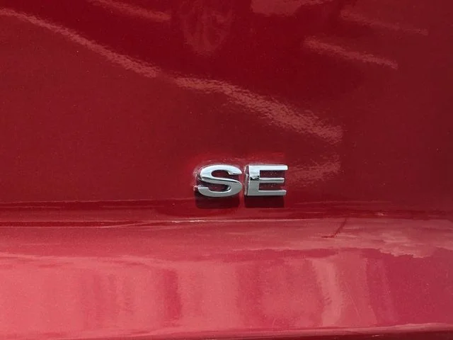 Used 2020 Ruby Red Metallic Ford SE image 29