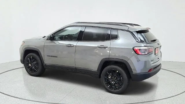 New 2027 Sting-Gray Clear-Coat Paint Jeep Latitude image 7