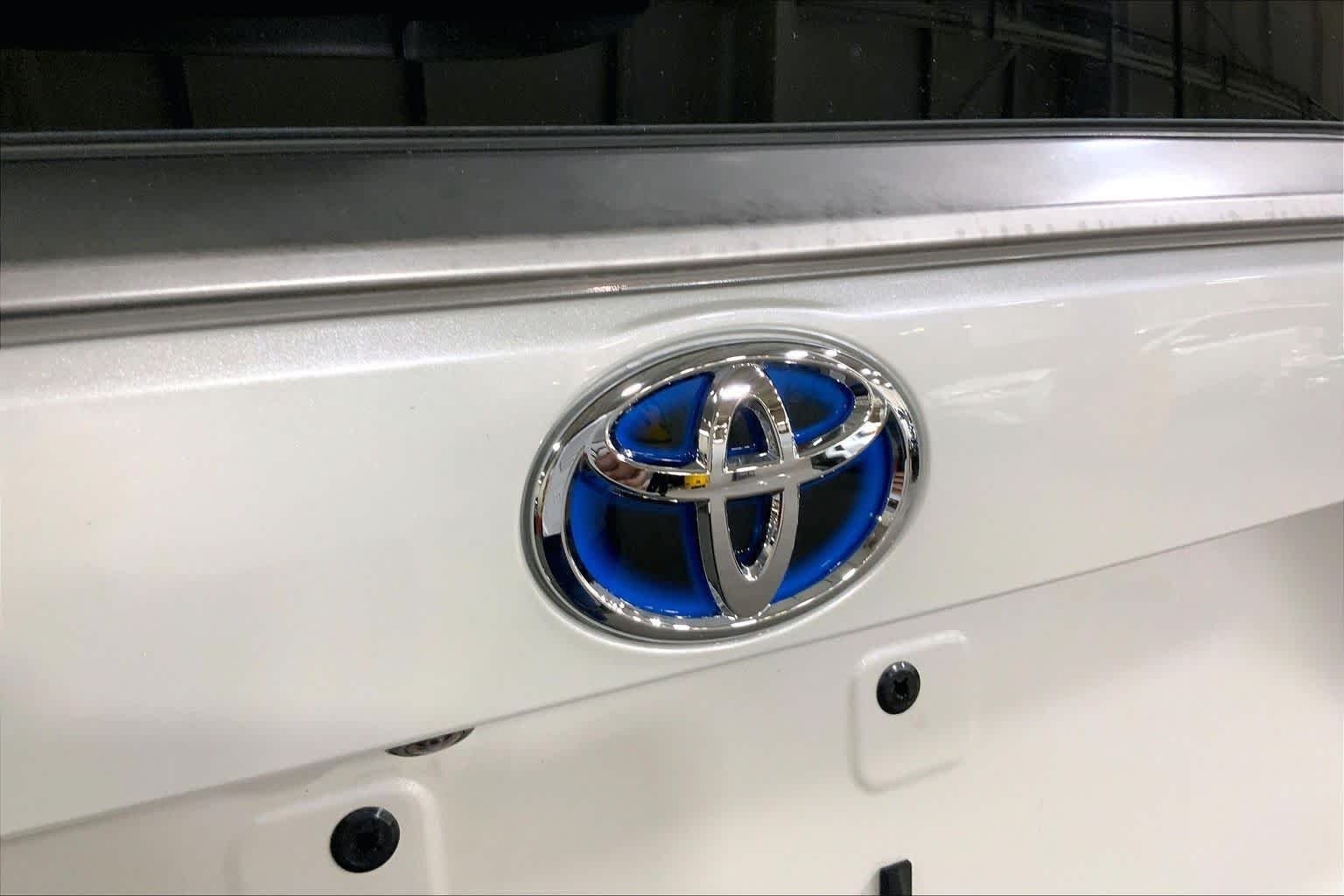 Used 2021 Blizzard Pearl w/Midnight Black Roof Toyota XSE image 10