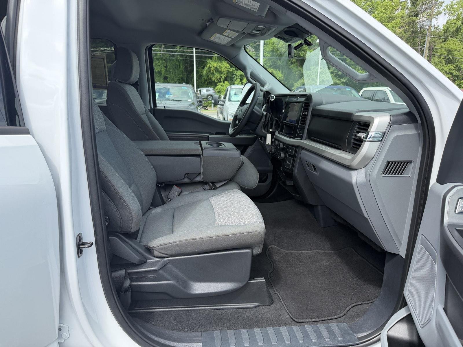 Used 2025 Oxford White Ford XLT image 13
