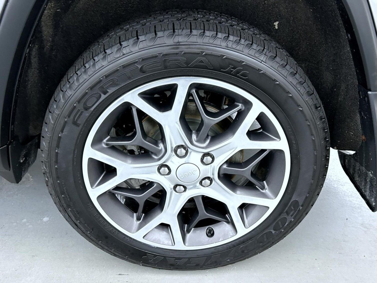 Used 2019 Silver Jeep Limited image 23