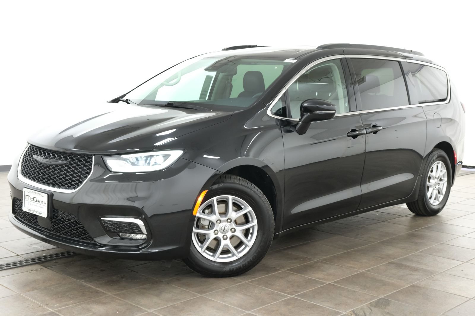 2022 Chrysler Pacifica Touring L's photo