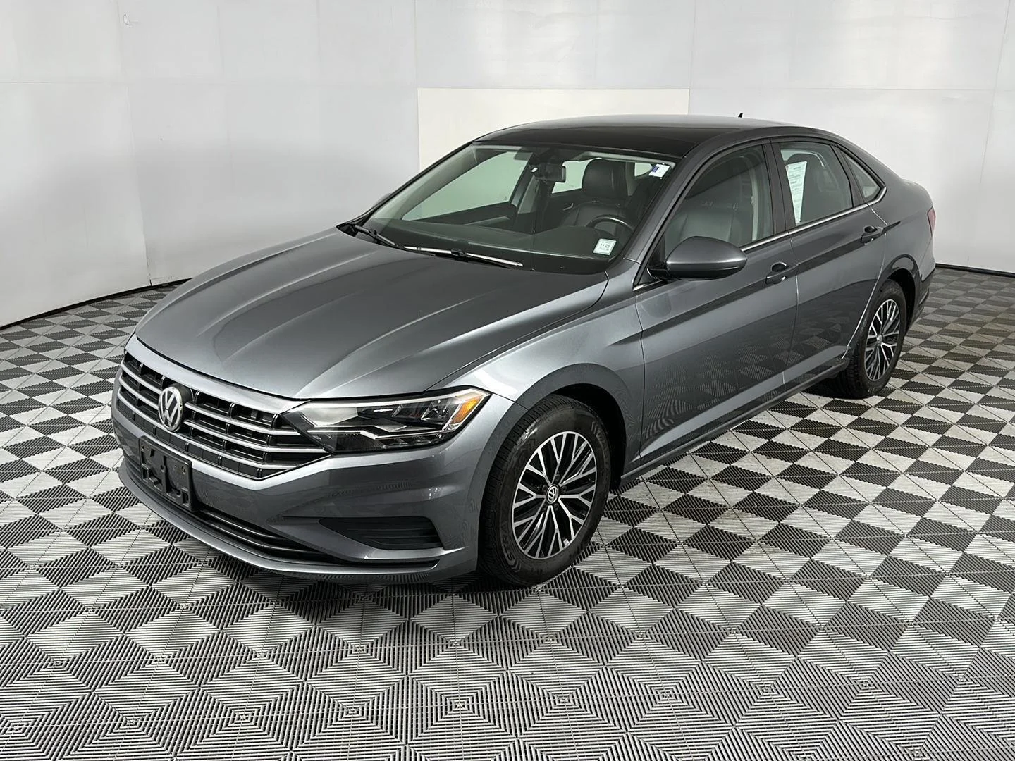Used 2019 Platinum Gray Metallic Volkswagen SE image 13