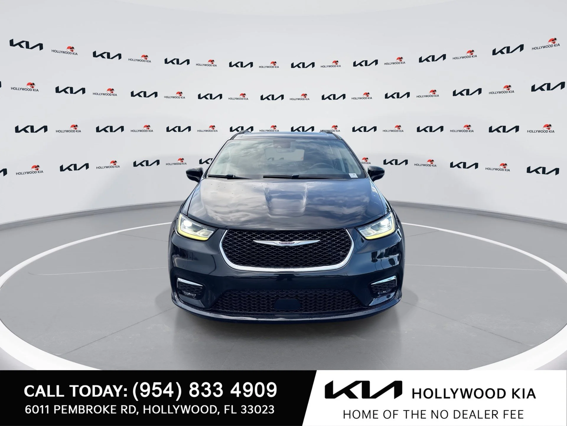 Used 2021 Brilliant Black Crystal Pearlcoat Chrysler Touring image 3
