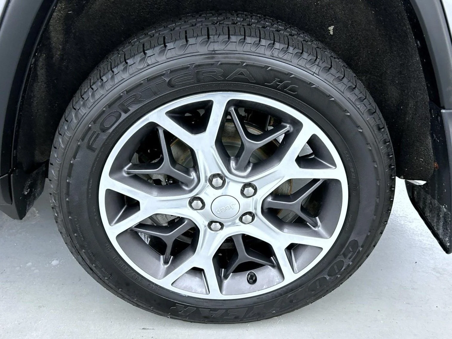 Used 2019 Silver Jeep Limited image 23