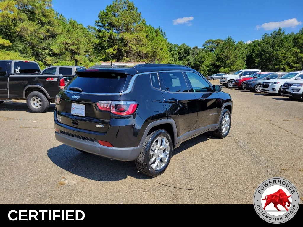 Used 2022 Black Jeep Latitude Lux image 6